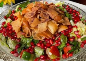 طريقة عمل سلطة فتوش بلمسة مانجا وصوص رمان