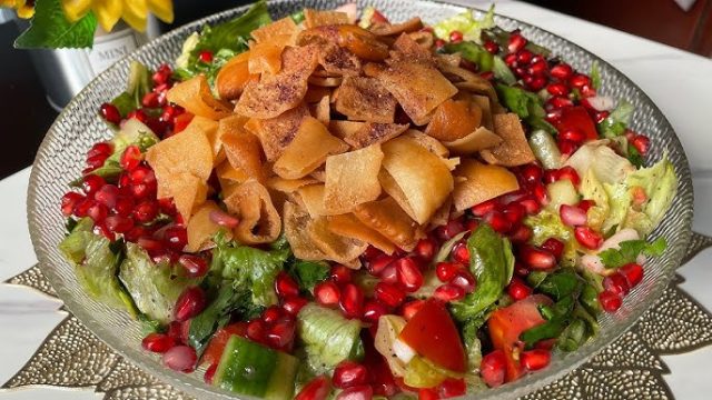 طريقة عمل سلطة فتوش بلمسة مانجا وصوص رمان