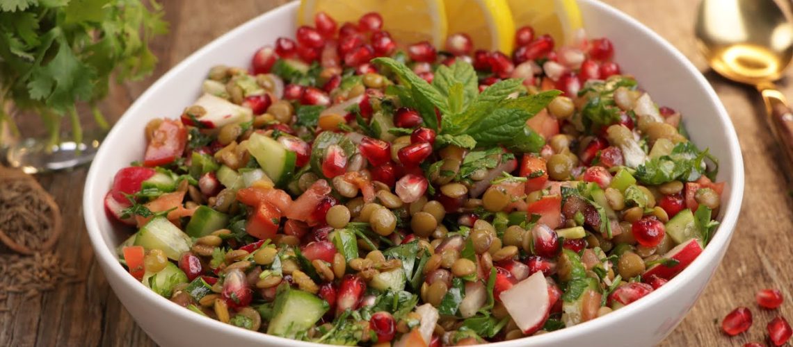 طريقة عمل سلطة عدس بالفراولة والبصل المكرمل