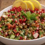طريقة عمل سلطة عدس بالفراولة والبصل المكرمل
