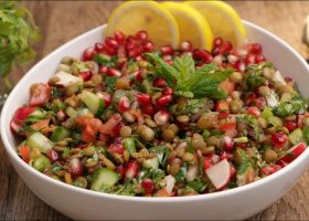طريقة عمل سلطة عدس بالفراولة والبصل المكرمل