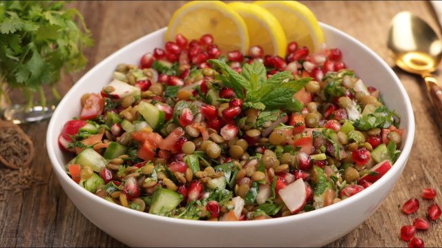 طريقة عمل سلطة عدس بالفراولة والبصل المكرمل