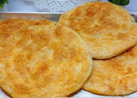 طريقة عمل فطير مشلتت بحشوة الجبنة والعنب الاسود