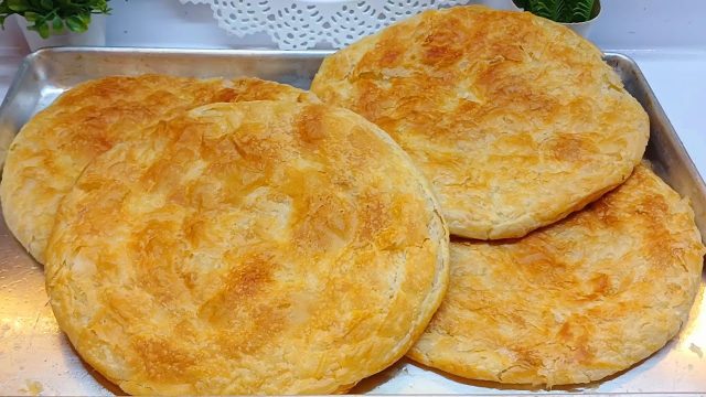 طريقة عمل فطير مشلتت بحشوة الجبنة والعنب الاسود