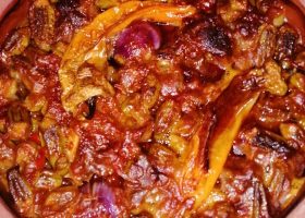 طريقة عمل طاجن بامية بالطماطم والثوم ولمسة كزبرة خضراء