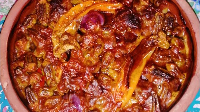 طريقة عمل طاجن بامية بالطماطم والثوم ولمسة كزبرة خضراء