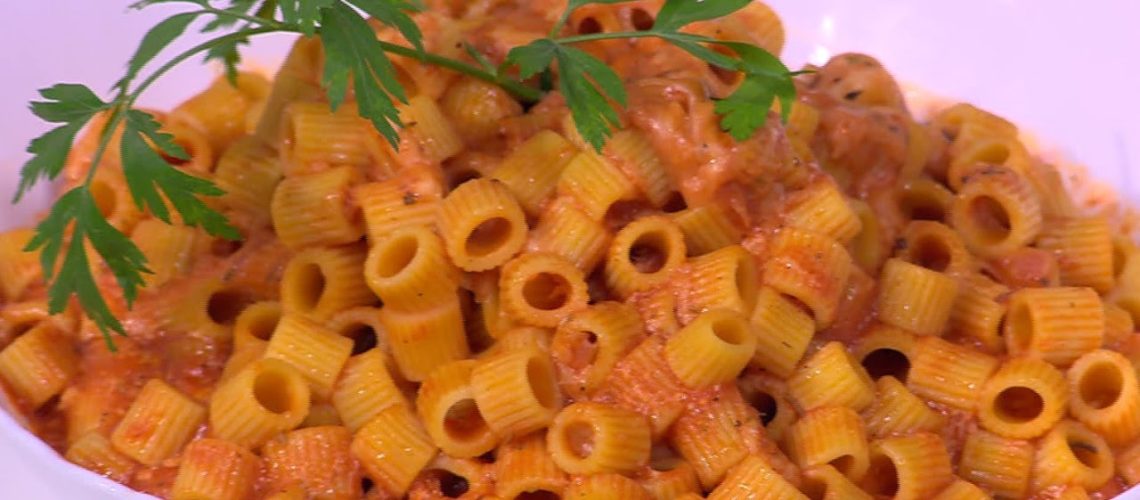 طريقة عمل المكرونة بالطماطم والفلفل الحلو