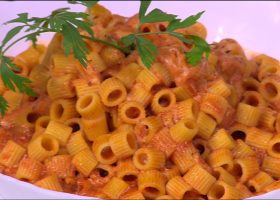 طريقة عمل المكرونة بالطماطم والفلفل الحلو