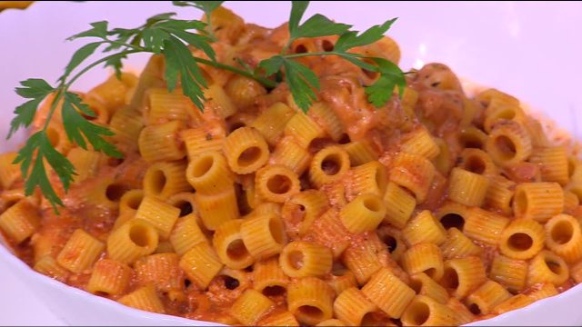 طريقة عمل المكرونة بالطماطم والفلفل الحلو