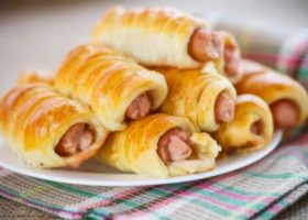 طريقة عمل فطائر رول محشية سجق بلدي وصوص جبنة