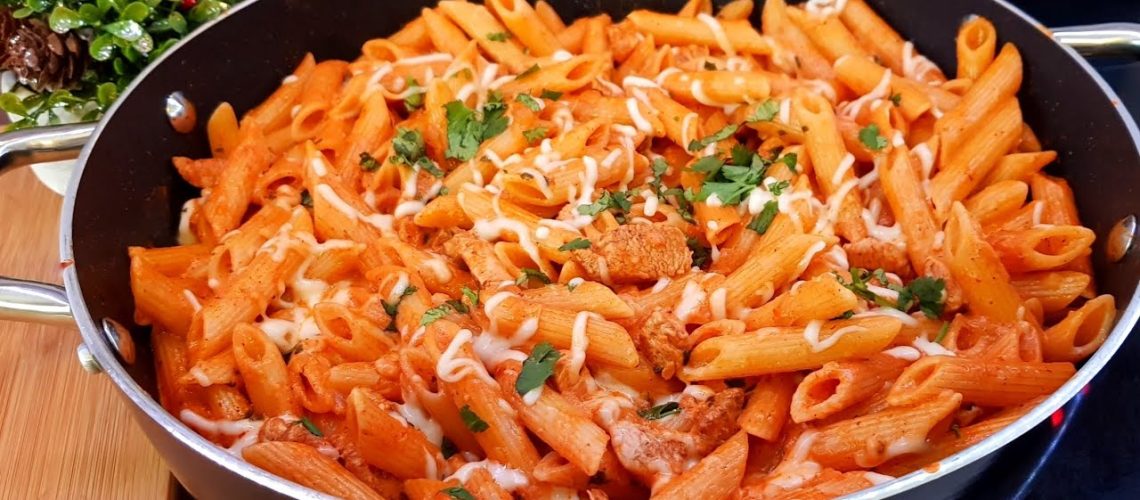 طريقة عمل باستا بالصلصة الحمراء والريحان الطازج