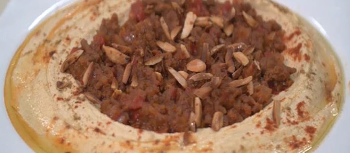 طريقة عمل حمص باللحمة المقرمشة والبصل المكرمل