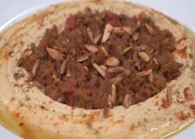 طريقة عمل حمص باللحمة المقرمشة والبصل المكرمل