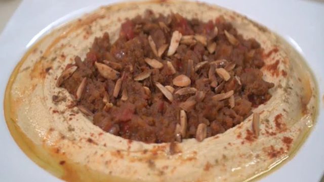 طريقة عمل حمص باللحمة المقرمشة والبصل المكرمل