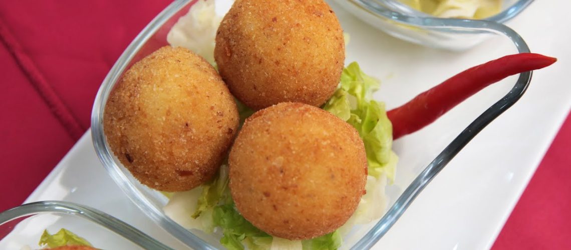 طريقة عمل كرات بطاطس محشية لحمة ومغطسة فى صوص الجبنة