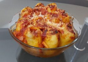 طريقة عمل قطع البطاطس المحشوة بجبن الشيدر