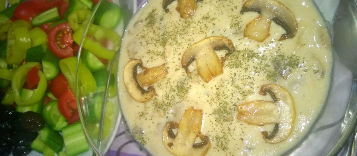 طريقة عمل شوربة الفطر بالحليب والزبدة