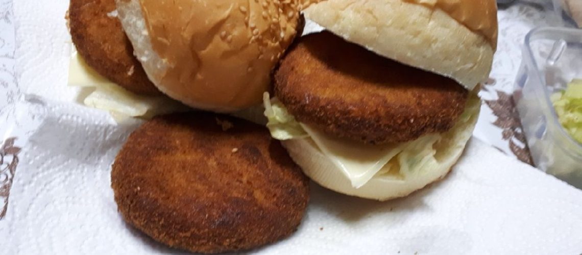 طريقة عمل برجر سمك بصوص التوت والريحان