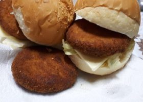 طريقة عمل برجر سمك بصوص التوت والريحان