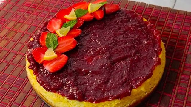 طريقة عمل كيكة الزبادي الباردة بالفراولة