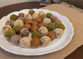 طريقة عمل ترافل التمر المثلج بالفستق وماء الورد