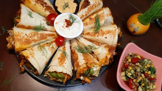 طريقة عمل رول تورتيلا بالدجاج والخضار وصوص الزبادى