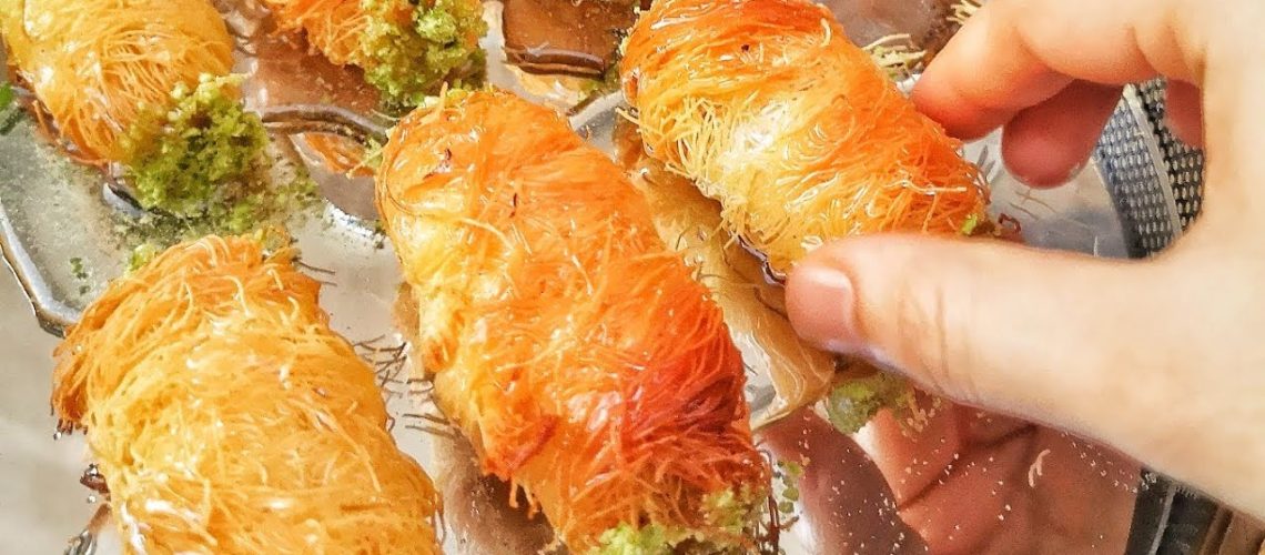 طريقة عمل رول الكنافة الباردة بحشوة التوت والكاسترد