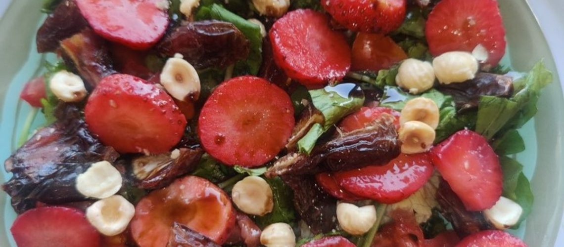 طريقة عمل سلطة الفراولة بالفلفل الوردي ولمسة العسل المدخن