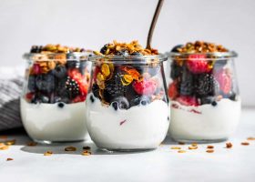 طريقة عمل أكواب التوت والزبادي المثلجة
