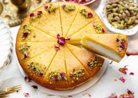 طريقة عمل تشيز كيك البسبوسة بالفستق والورد