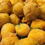 طريقة عمل كرات البطاطس المحشية موتزاريلا و صوص سبايسي