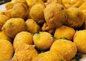 طريقة عمل كرات البطاطس المحشية موتزاريلا و صوص سبايسي