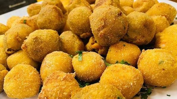 طريقة عمل كرات البطاطس المحشية موتزاريلا و صوص سبايسي