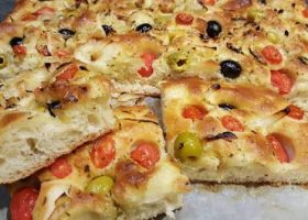 طريقة عمل فوكاشيا إيطالية بالأعشاب والزيتون