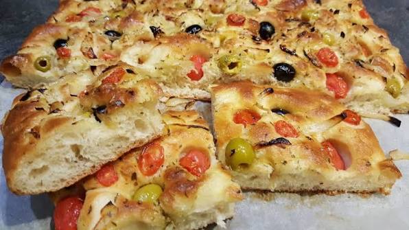 طريقة عمل فوكاشيا إيطالية بالأعشاب والزيتون