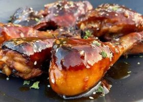 طريقة عمل دجاج العسل الحار بصوص الخوخ والزبدة