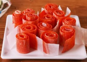طريقة عمل رولز البطيخ بالكريمة والفستق