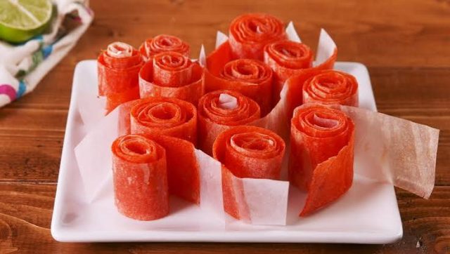 صور طريقة عمل رولز البطيخ بالكريمة والفستق