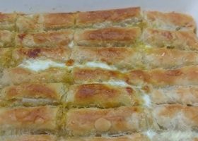 طريقة عمل لفائف الفيلو بالجبن و البريزاولا