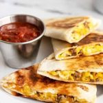 طريقة عمل كاساديا بالنقانق والبيض
