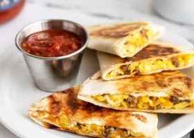 طريقة عمل كاساديا بالنقانق والبيض