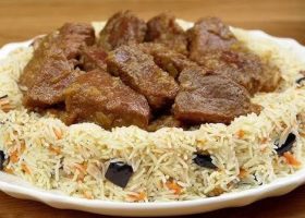 طريقة عمل لحم بصوص البصل مع الأرز