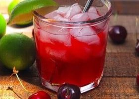 طريقة عمل عصير كرز مثلج بالريحان والليمون