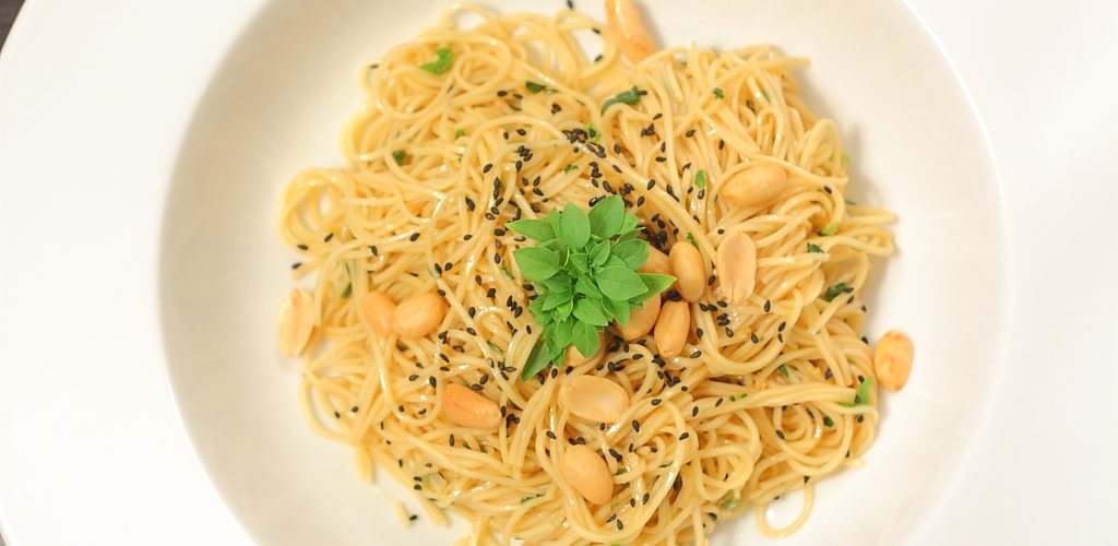 طريقة عمل سلطة النودلز الباردة بزبدة الفول السودانى