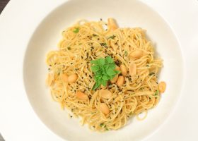 طريقة عمل سلطة النودلز الباردة بزبدة الفول السودانى