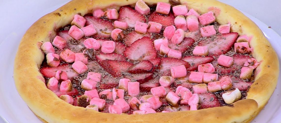 طريقة عمل بيتزا شفافة بنكهة الورد والفراولة