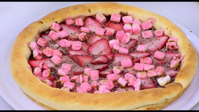 طريقة عمل بيتزا شفافة بنكهة الورد والفراولة
