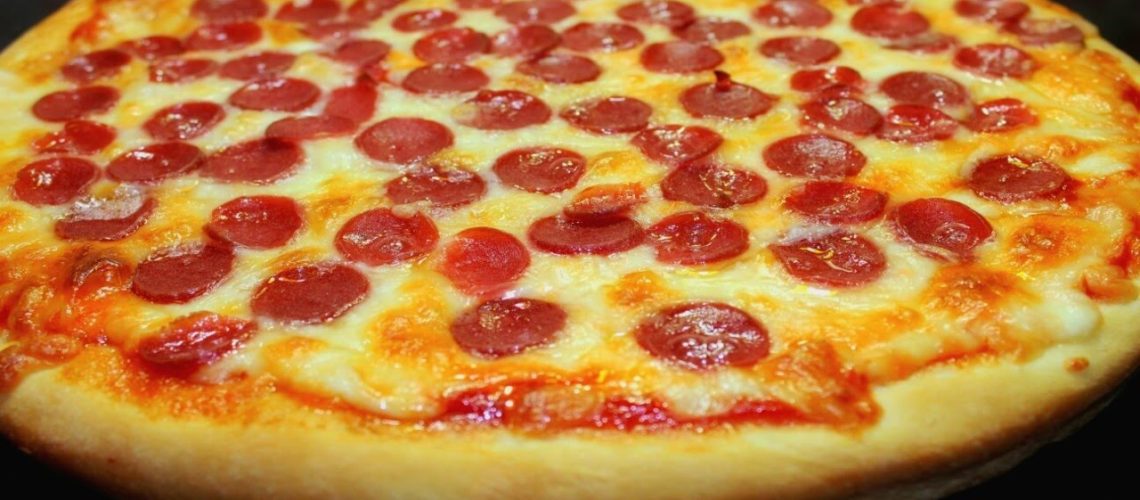 طريقة عمل بيتزا البوراتا والطماطم المشوية والريحان