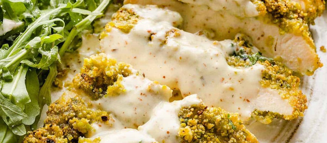 طريقة عمل ستيك الدجاج بصوص الفستق الحلبي الكريمي