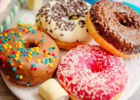طريقة عمل دونات بالصوص الملون